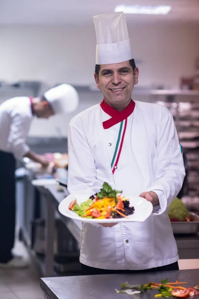 Joven Chef Presentando Plato Sabrosa Comida Cocina Comercial — Foto de Stock
