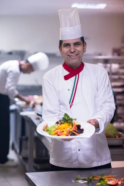 Joven Chef Presentando Plato Sabrosa Comida Cocina Comercial —  Fotos de Stock