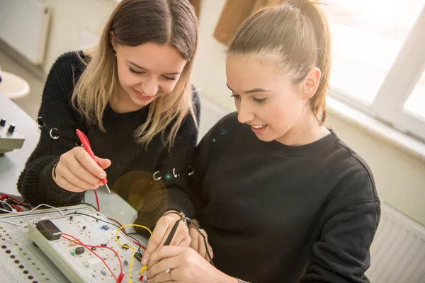 Grupo Jóvenes Estudiantes Que Realizan Prácticas Profesionales Técnicas Con Profesor — Foto de Stock