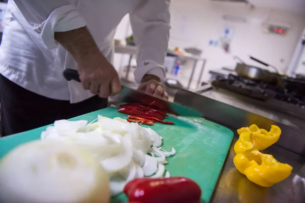 Chef Kok Handen Snijden Vers Lekker Fruit Voor Koken Salade — Stockfoto