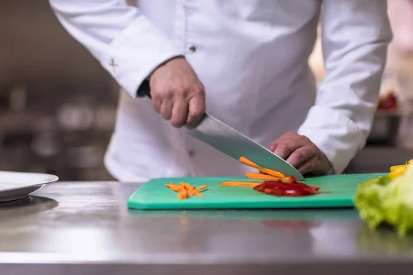 Chef Mãos Cortando Legumes Frescos Deliciosos Para Cozinhar Salada — Fotografia de Stock