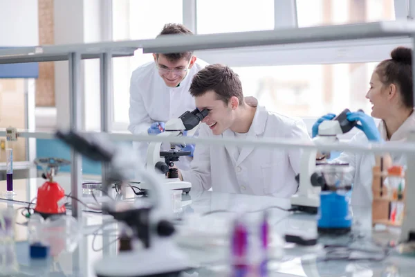 Grupo Jovens Estudantes Medicina Fazendo Pesquisa Juntos Laboratório Química Trabalho — Fotografia de Stock