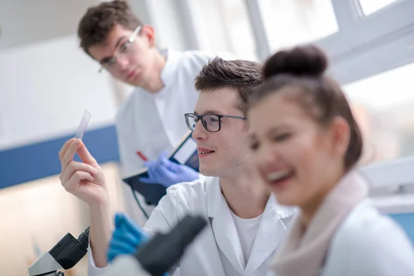 Grupo Jovens Estudantes Medicina Fazendo Pesquisa Juntos Laboratório Química Trabalho — Fotografia de Stock