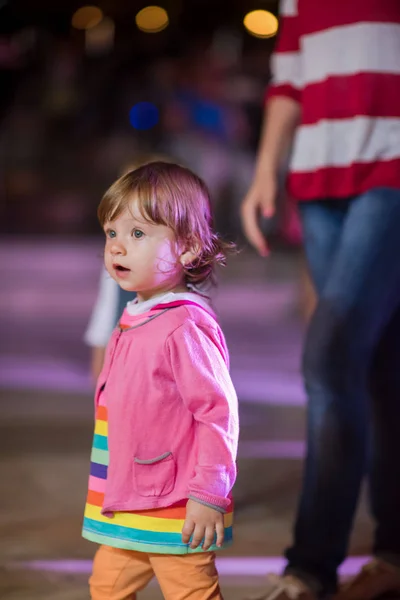 Klein Schattig Meisje Zorgvuldig Besteden Tijd Terwijl Dansen Kinderen Disco — Stockfoto