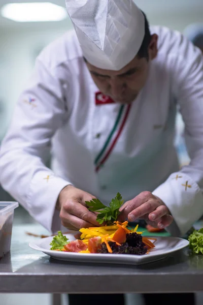 Chef Menyajikan Salad Sayuran Piring Dapur Restoran — Stok Foto