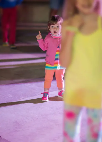 Küçük Tatlı Kız Çocuk Diskosunda Dans Ederken Dikkatle Vakit Geçiriyor — Stok fotoğraf