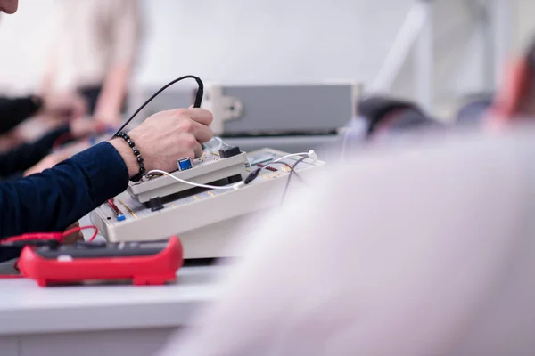 Groep Jonge Studenten Die Technische Beroepspraktijk Doen Met Leraar Het — Stockfoto