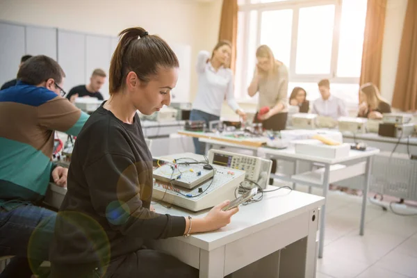 Grupa Młodych Studentów Wykonujących Techniczne Praktyki Zawodowe Nauczycielem Klasie Elektronicznej — Zdjęcie stockowe