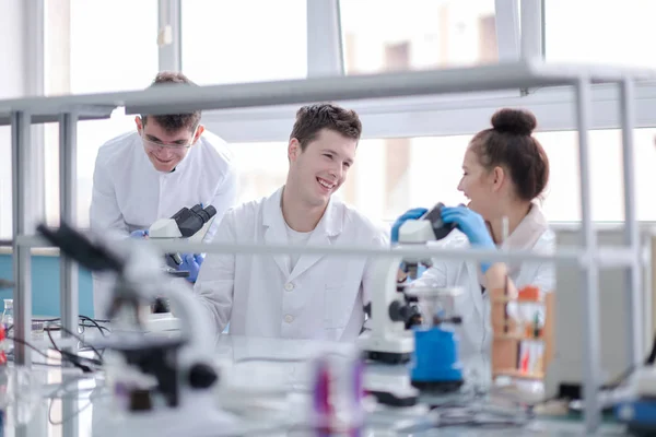 Groep Van Jonge Medische Studenten Doen Samen Onderzoek Chemie Laboratorium — Stockfoto