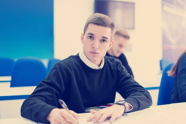 Junge Männliche Schüler Schreiben Notizen Klassenzimmer — Stockfoto