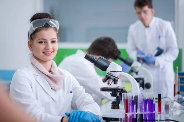 Skupina Mladých Studentů Medicíny Kteří Společně Provádějí Výzkum Chemické Laboratoři — Stock fotografie