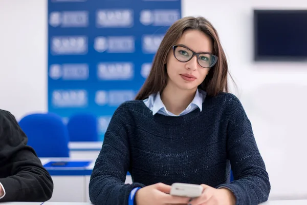 Joven Estudiante Usando Teléfono Móvil Durante Pausa Aula — Foto de Stock