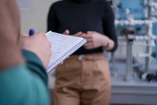 Gruppe Von Studentinnen Die Technische Berufspraxis Mit Jungen Muslimischen Lehrerinnen — Stockfoto