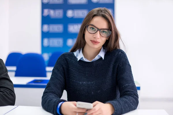 Ung Kvinnlig Student Som Använder Mobiltelefon Pausen Klassrummet — Stockfoto