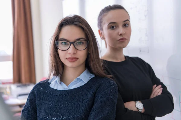 Retrato Duas Jovens Estudantes Sexo Feminino Frente Quadro Branco Olhando — Fotografia de Stock