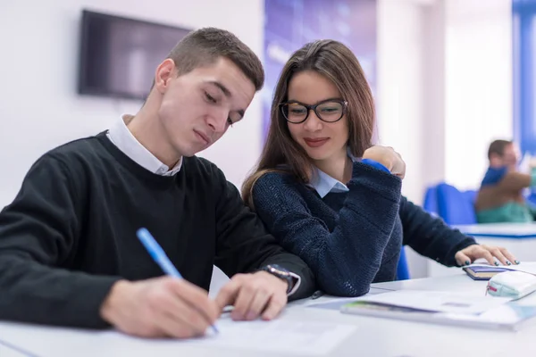 Dos Jóvenes Estudiantes Hombre Mujer Con Otros Trabajando Proyecto Aula — Foto de Stock