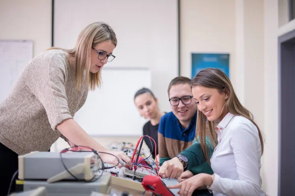 Grupa Młodych Studentów Wykonujących Techniczne Praktyki Zawodowe Nauczycielem Klasie Elektronicznej — Zdjęcie stockowe