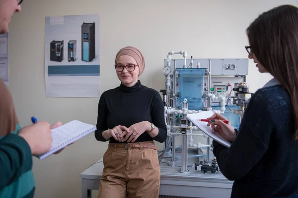 Studenten Doen Technische Beroepspraktijk Met Jonge Vrouwelijke Moslimleraar Het Concept — Stockfoto