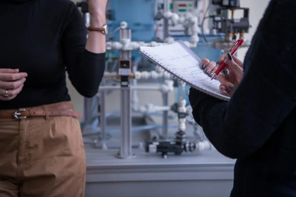 Grupo Estudantes Que Praticam Prática Profissional Técnica Com Jovens Professoras — Fotografia de Stock