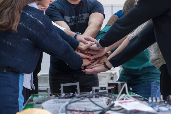 Groep Van Jonge Studenten Elektronica Klaslokaal Vieren Succesvol Afgerond Project — Stockfoto