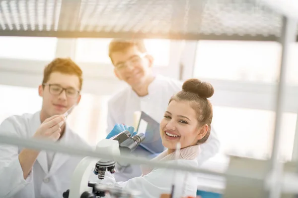 Grupo Jóvenes Estudiantes Medicina Que Investigan Juntos Laboratorio Química Trabajo — Foto de Stock