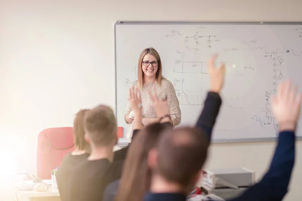 Grupo Jóvenes Estudiantes Que Realizan Prácticas Profesionales Técnicas Con Profesor —  Fotos de Stock