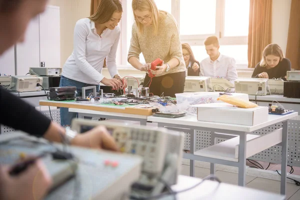 Grupa Młodych Studentów Wykonujących Techniczne Praktyki Zawodowe Nauczycielem Klasie Elektronicznej — Zdjęcie stockowe