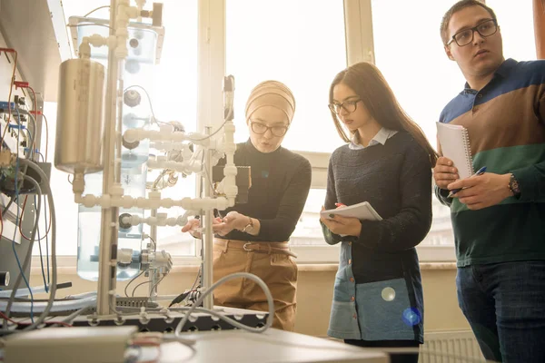 Grupo Estudantes Que Praticam Prática Profissional Técnica Com Jovens Professoras — Fotografia de Stock