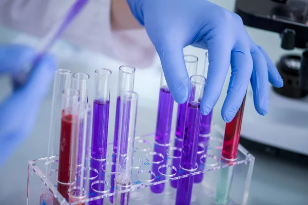 Joven Estudiante Con Gafas Protectoras Que Experimenta Química Laboratorio Brillante — Foto de Stock