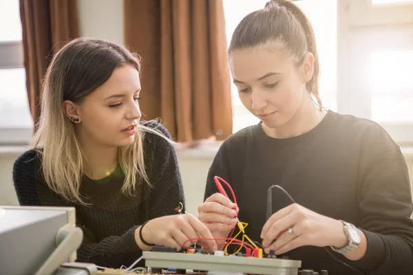 Grupo Jóvenes Estudiantes Que Realizan Prácticas Profesionales Técnicas Con Profesor —  Fotos de Stock