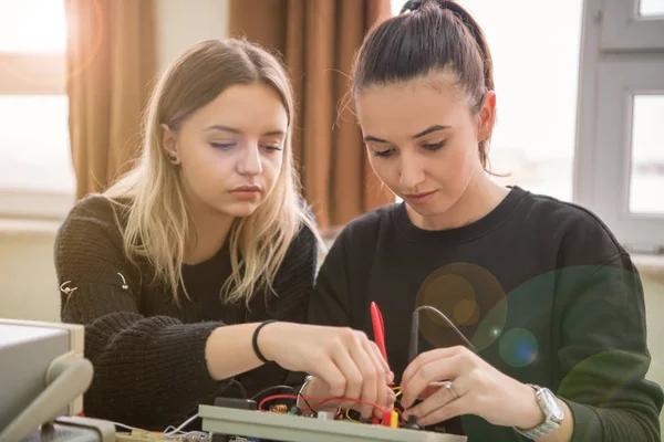 Grupa Młodych Studentów Wykonujących Techniczne Praktyki Zawodowe Nauczycielem Klasie Elektronicznej — Zdjęcie stockowe