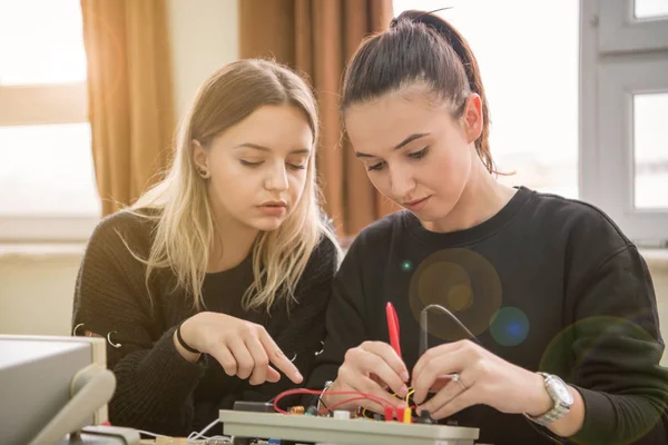 Grupa Młodych Studentów Wykonujących Techniczne Praktyki Zawodowe Nauczycielem Klasie Elektronicznej — Zdjęcie stockowe