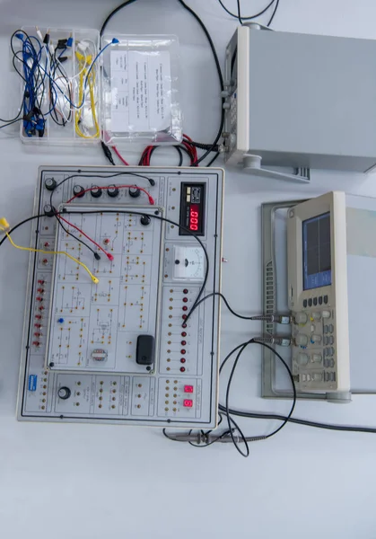 電子教室 技術の概念で技術的な職業訓練を行うグループの若い学生のトップビュー — ストック写真