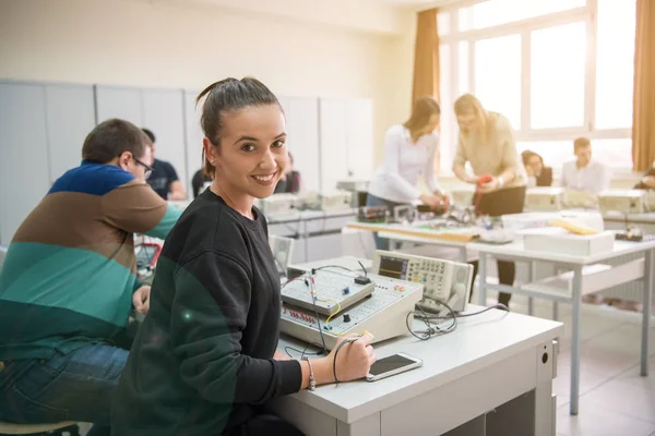 Grupo Jovens Estudantes Que Fazem Prática Profissional Técnica Com Professor — Fotografia de Stock