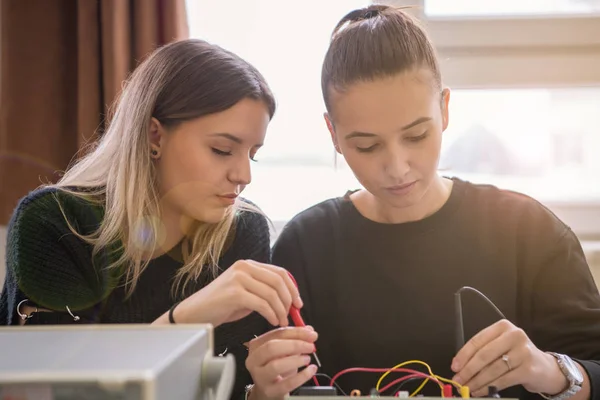 Grupa Młodych Studentów Wykonujących Techniczne Praktyki Zawodowe Nauczycielem Klasie Elektronicznej — Zdjęcie stockowe