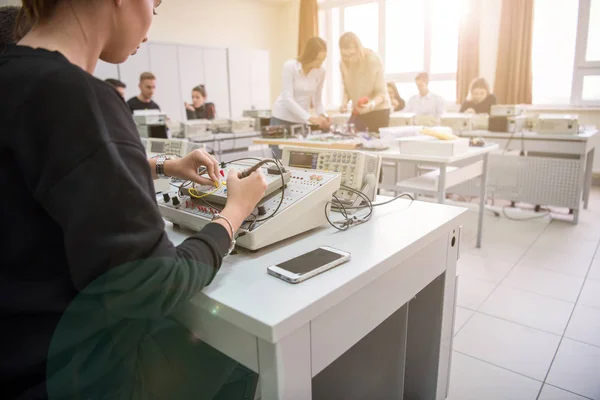Elektronik Sınıf Eğitim Teknoloji Konseptinde Öğretmenle Birlikte Teknik Meslek Pratiği — Stok fotoğraf