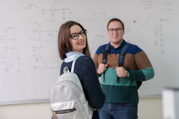 Gruppenporträt Junger Studenten Die Vor Einer Weißen Tafel Stehen Und — Stockfoto