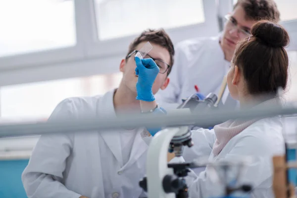 Gruppe Junger Medizinstudenten Die Gemeinsam Chemielabor Forschen Teamarbeit Von Hochschulstudenten — Stockfoto