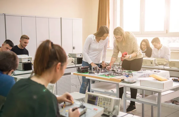 Grupo Jovens Estudantes Que Fazem Prática Profissional Técnica Com Professor — Fotografia de Stock