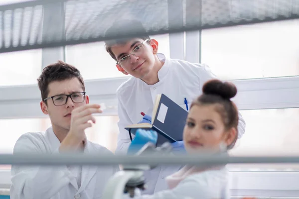 Gruppe Junger Medizinstudenten Die Gemeinsam Chemielabor Forschen Teamarbeit Von Hochschulstudenten — Stockfoto