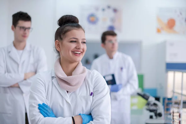 Retrato Grupo Jovens Estudantes Medicina Juntos Laboratório Química Trabalho Equipe — Fotografia de Stock