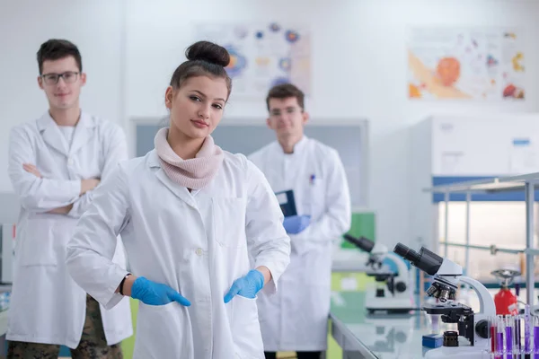 Porträt Einer Gruppe Junger Medizinstudenten Die Zusammen Chemielabor Stehen Teamarbeit — Stockfoto