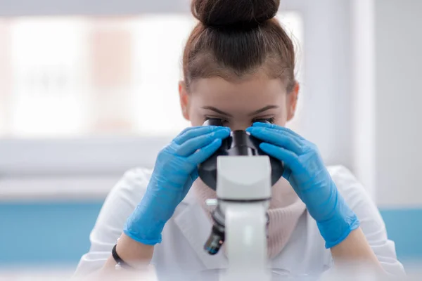 Ung Kvinnlig Student Forskare Tittar Genom Ett Mikroskop Medan Gör — Stockfoto