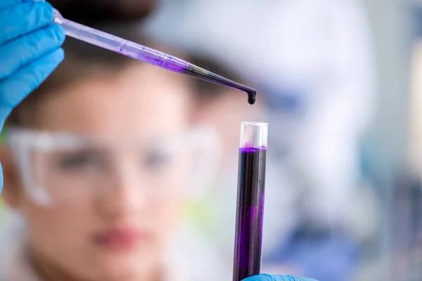 Fiatal Női Hallgató Védő Szemüveggel Kémia Kísérlet Fényes Laboratóriumi Oktatási — Stock Fotó