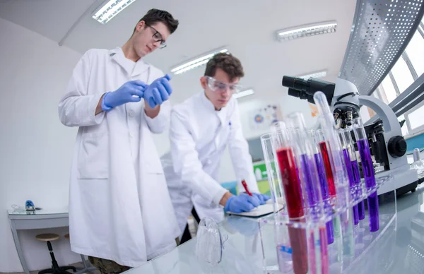 Grupo Jóvenes Estudiantes Medicina Que Investigan Juntos Laboratorio Química Trabajo —  Fotos de Stock