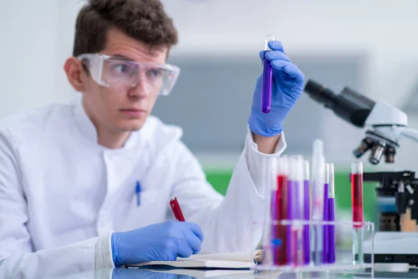 Joven Estudiante Con Gafas Protectoras Que Experimenta Química Laboratorio Brillante —  Fotos de Stock