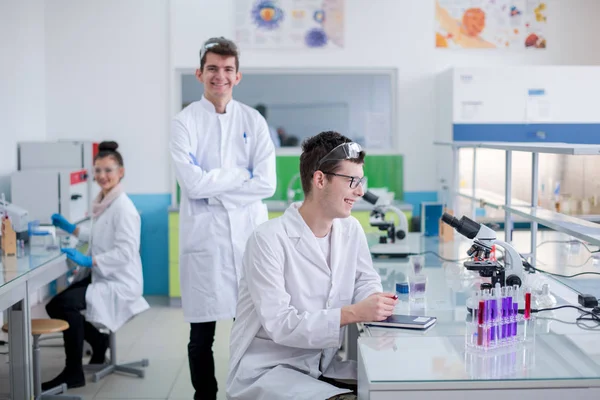 Grupo Jovens Estudantes Medicina Fazendo Pesquisa Juntos Laboratório Química Trabalho — Fotografia de Stock