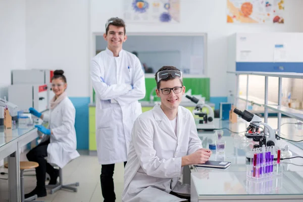 Groupe Jeunes Étudiants Médecine Faisant Recherche Ensemble Dans Laboratoire Chimie — Photo