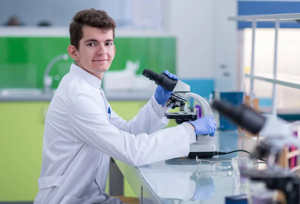 Giovane Studente Scienziato Che Guarda Attraverso Microscopio Mentre Alcune Ricerche — Foto Stock