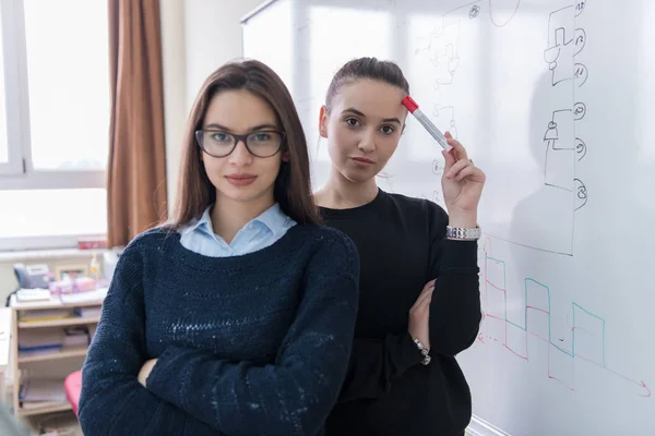 Retrato Duas Jovens Estudantes Sexo Feminino Frente Quadro Branco Olhando — Fotografia de Stock